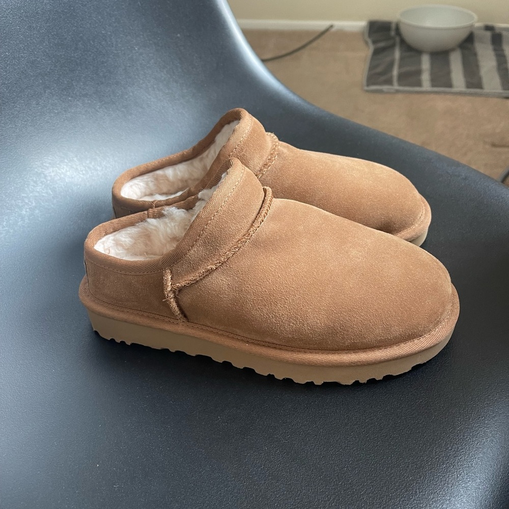 UGG Slipper/ low boot